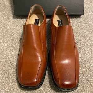 NWT beautiful men’s dress loafer.